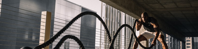 世界杯足球比赛精彩瞬间 - 球员在绿茵场上激烈拼抢足球