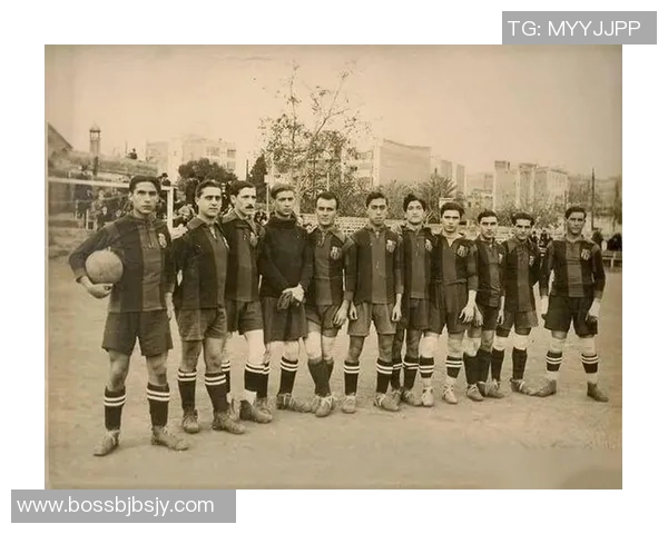 童年时光与球星合影 足球梦启航的珍贵瞬间