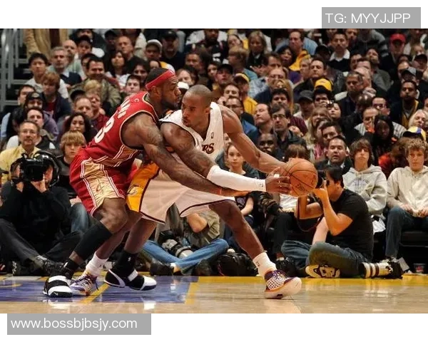 足球与篮球双雄争锋 体育巨星的跨界对决与巅峰对决